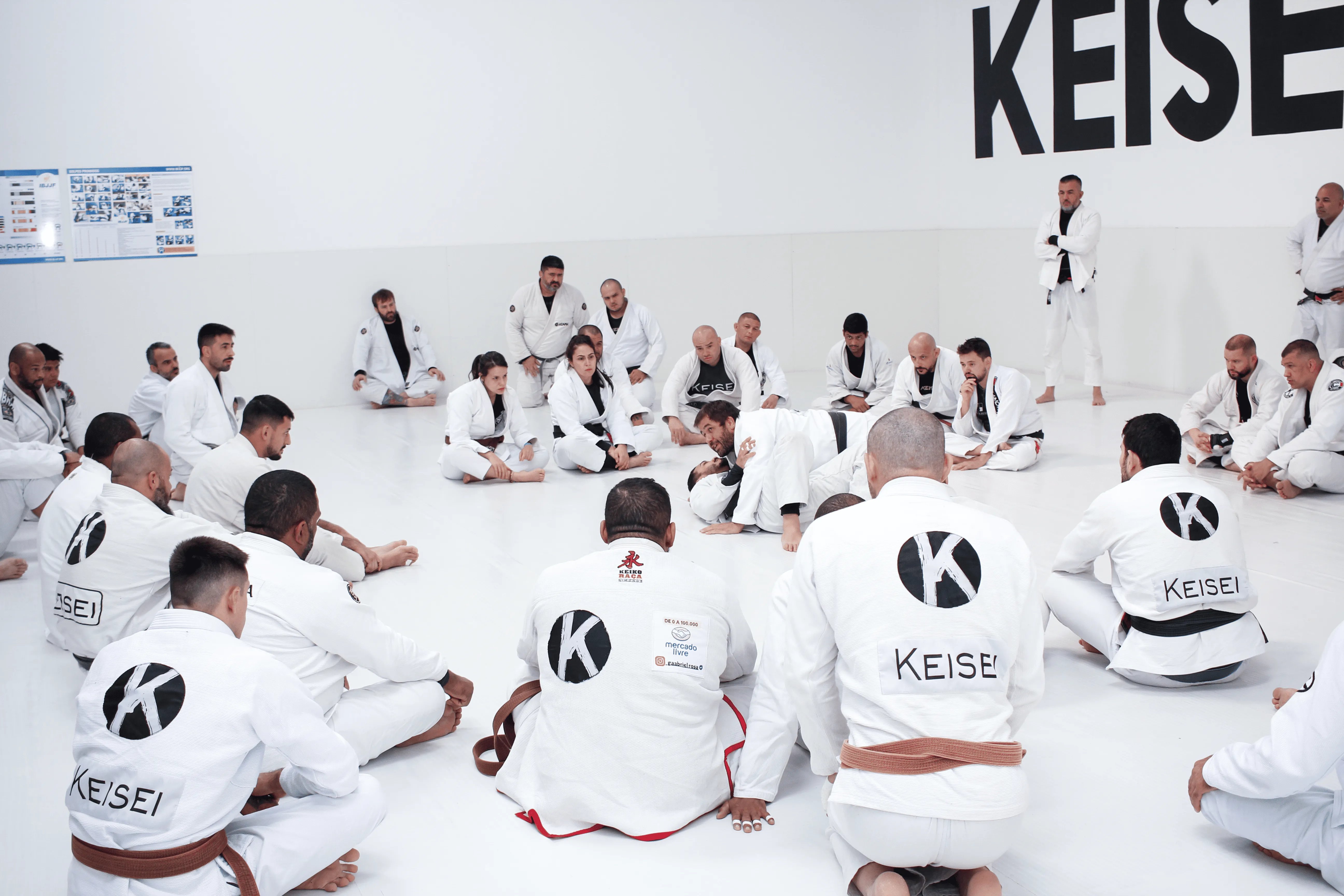 Aula de Jiu-Jitsu no tatame da Keisei