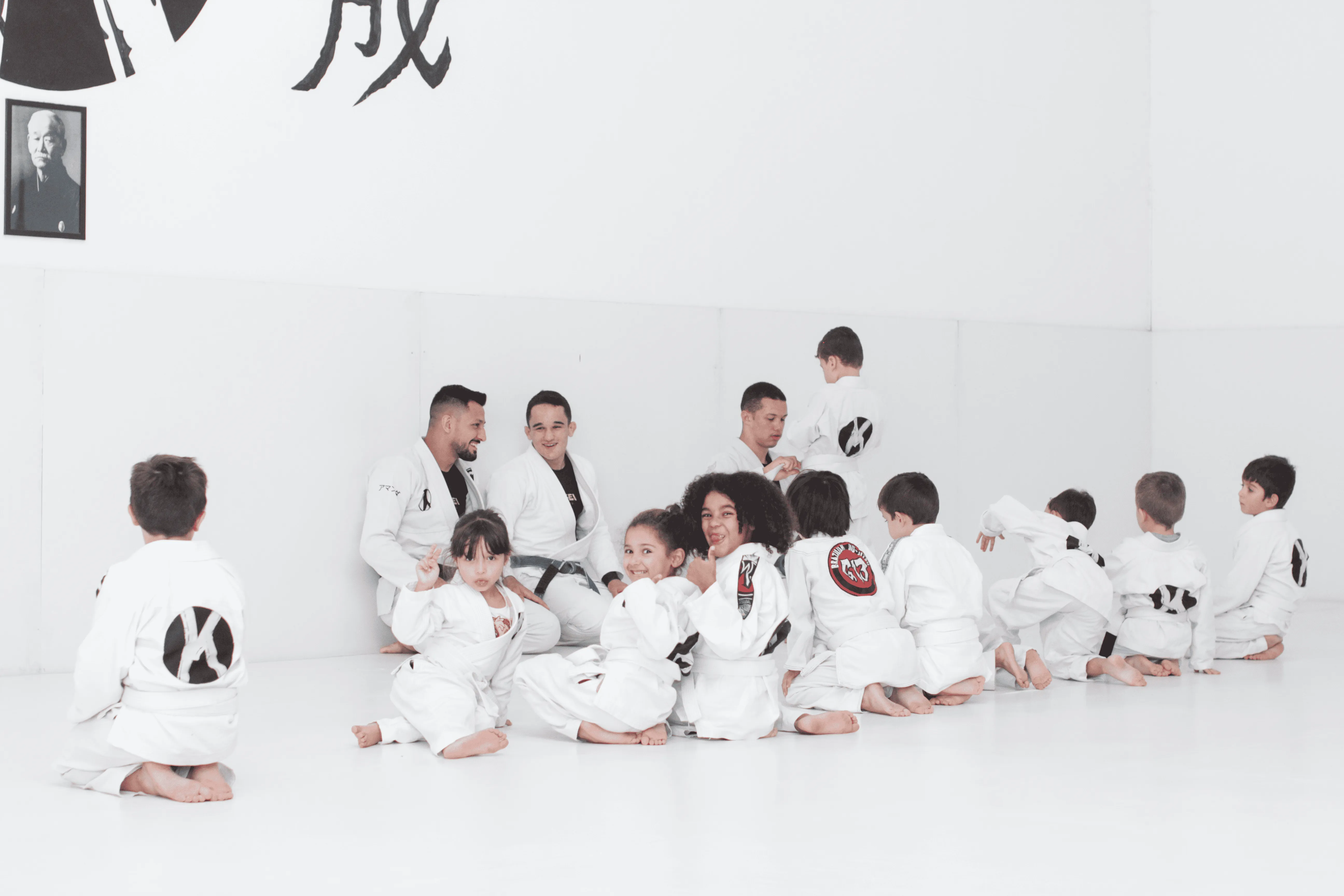 Turma infantil de Jiu-Jitsu reunida no tatame da Keisei